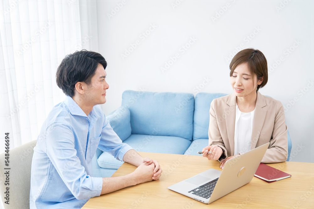 クライアントの家で話をするセールスレディ クライアントの家で話をするセールスレディ