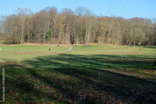 FU 2022-02-27 Stadtwald 80 Leute gehen auf der Wiese spazieren