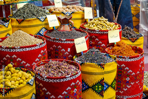 Cuadro en lienzo Exotic Spices in the Old Souq of Mutrah, Oman