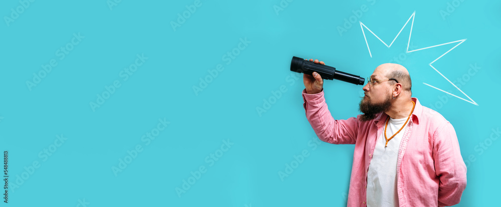 Crazy emotions. Young funny hipster tourist looking through a spyglass and considering the sights isolated on studio background. Looking for discounts, sale, seasonal sales. Colorful summer concept. - obrazy, fototapety, plakaty 