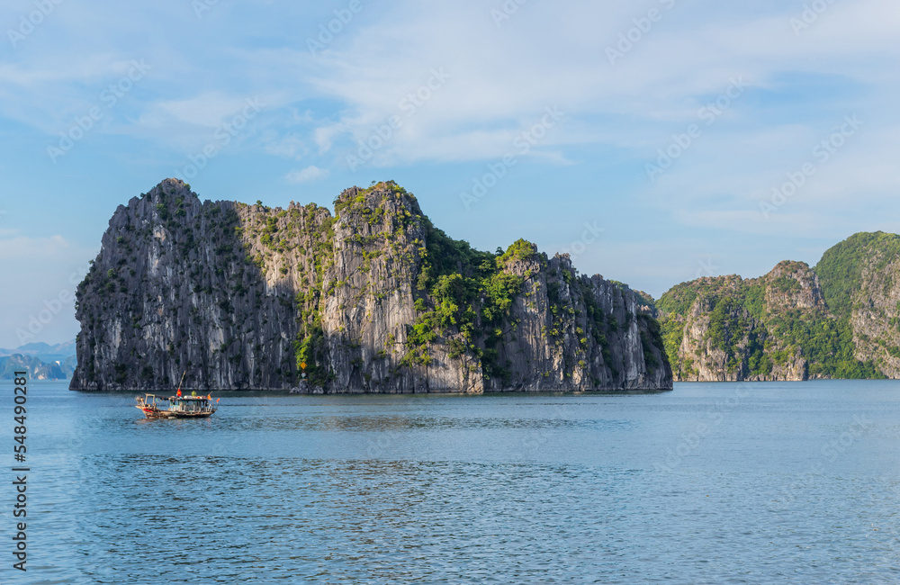 Obraz premium Beautiful island landscape of Halong Bay