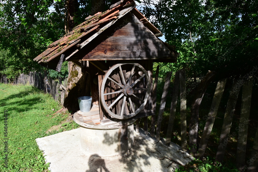 Obraz premium the fountain with the rustic wheel on Sabeului hill 10