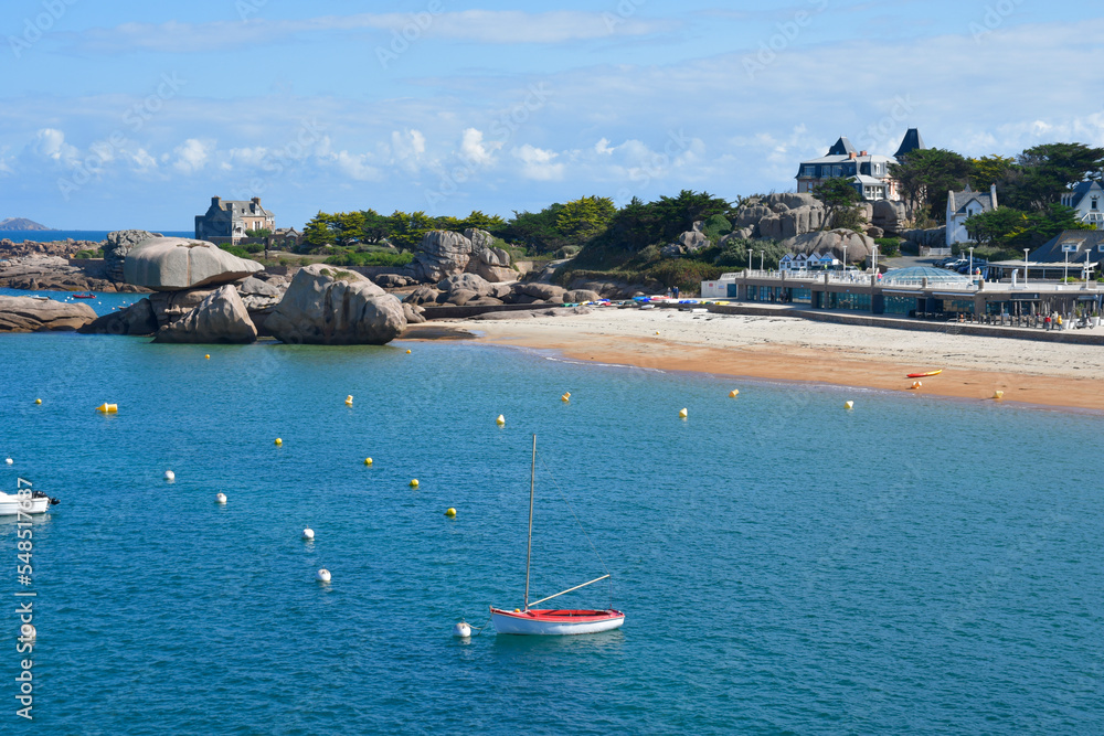 Obraz premium Magnifique paysage à Trégastel sur la côte de granit rose en Bretagne - France
