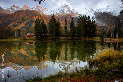 Paysage du lac des GAILLANDS à Chamonix : Vu sur le Mont-Blanc avec un train rouge