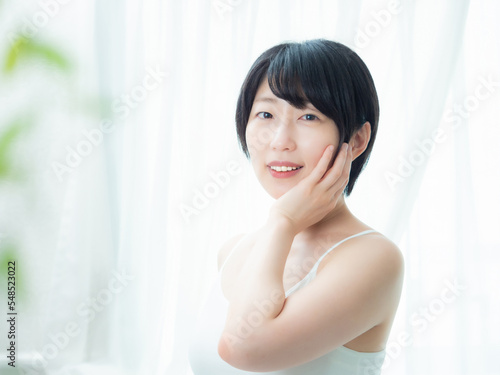朝の光の中の女性 Free Download 朝の光の中の女性 - GFXLoad