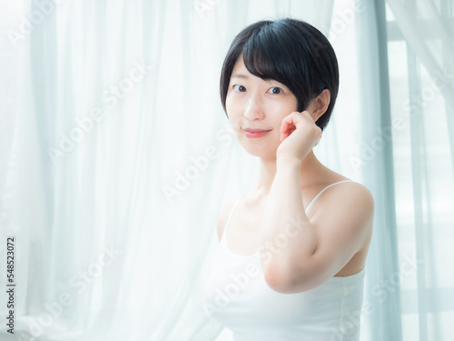 朝の光の中の女性 Free Download 朝の光の中の女性 - GFXLoad