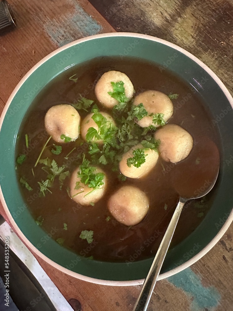Suppe mit Knödeln