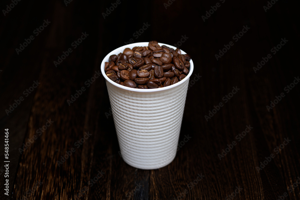 紙コップとコーヒー豆
紙コップとコーヒー豆