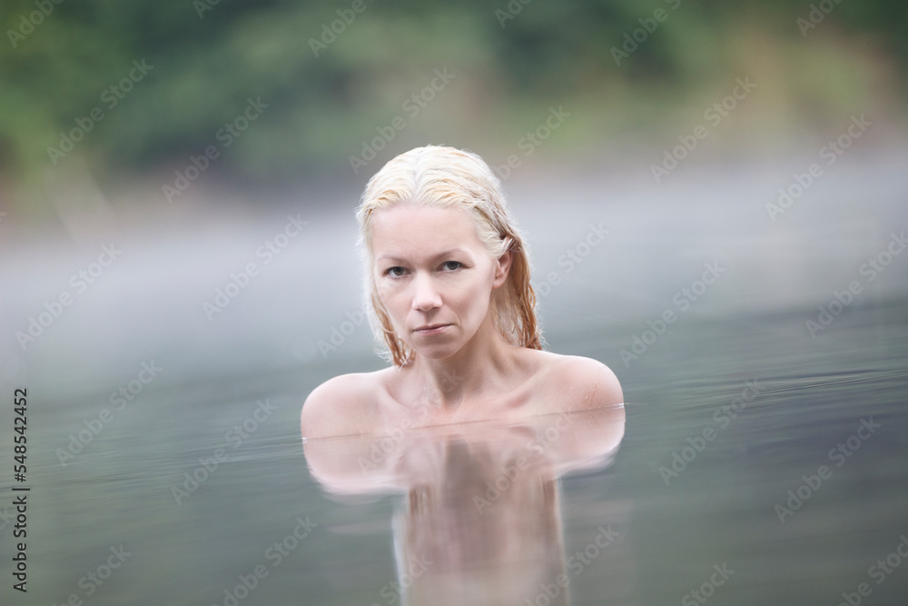 Fototapeta premium blonde Frau badet im See Portrati