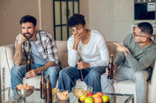 Tableau sur toile Young man gloating over his frustrated pals