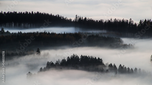 Fototapeta Naklejka Na Ścianę i Meble -  Polskie wzgórza i góry otoczone mgłą