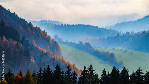 Polskie wzgórza i góry otoczone mgłą © RITHOR