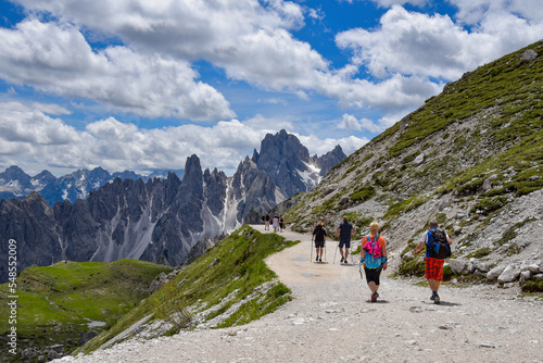 Wanderweg mit Touristen in den Dolomiten in Südtirol