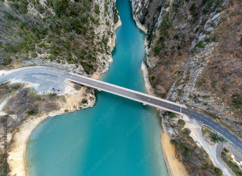 Le pont du Galetas à Aigines, dans les Gorges du Verdon sur le lac de