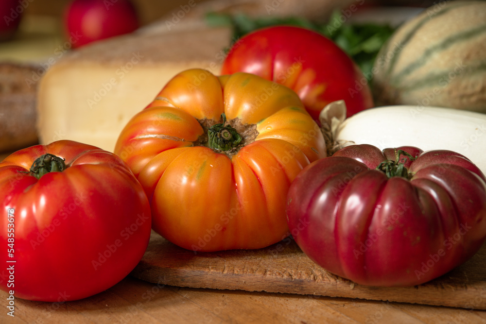 Tomates de variétés anciennes, oignon frais, fromage de pays et melon