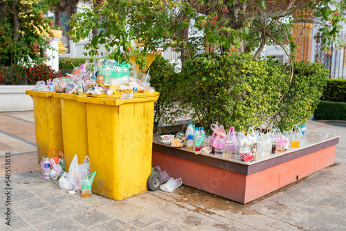 Принти на полотні Garbage bins are overflowing since there are not enough receptacles and bins to handle the flow of waste for that area