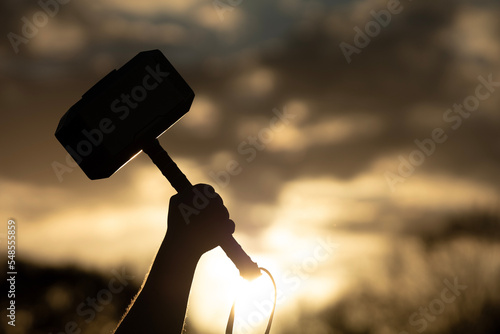 Fotografie silhouette of a person with a hammer