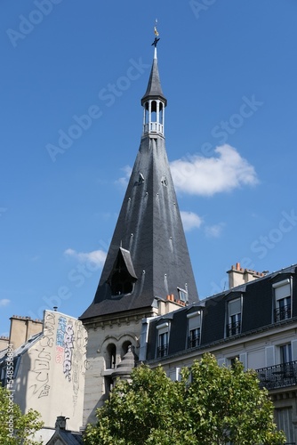 Fototapeta Vertical shot of the tower of Saint-Antoine des Quinze-Vingts church in Paris, F