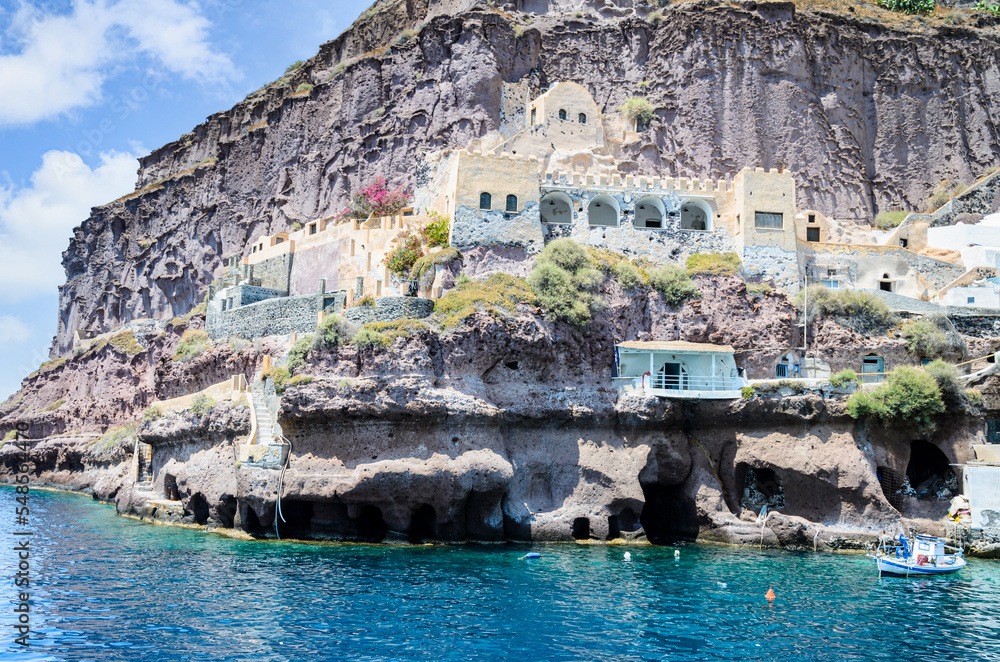 Traditional cave houses in the port of Fira, Santorini, Greece - obrazy, fototapety, plakaty 