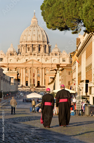 Obraz na plátně Rome - The monsignors and st. Peters cathedral in morning