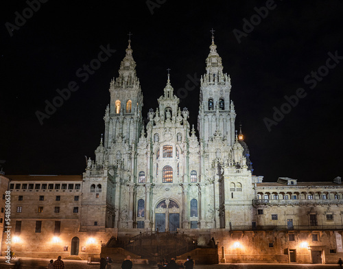 Catedral de Santiago de Compostela iluminada al anochecer.