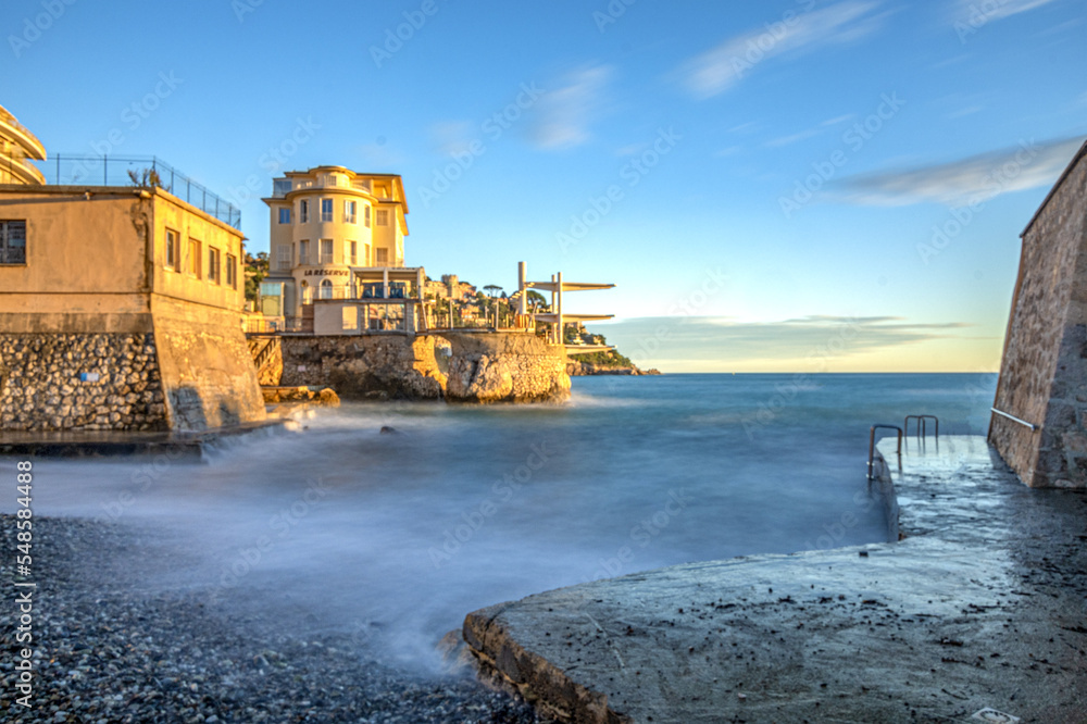 Pose longue en bord de mer à Nice sur la Côte d'Azur au moment du coucher de soleil