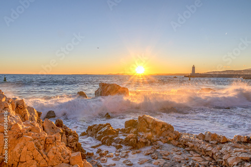 Pose longue en bord de mer à Nice sur la Côte d'Azur au moment du coucher de soleil