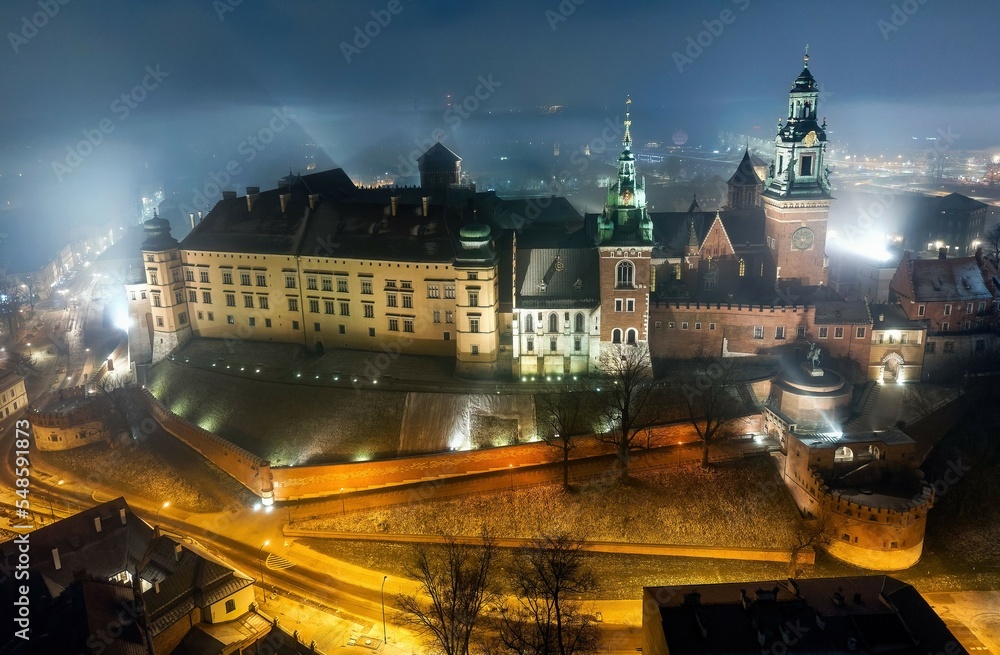 Nocny widok na Zamek Królewski na Wawelu w Krakowie z drona - obrazy, fototapety, plakaty 