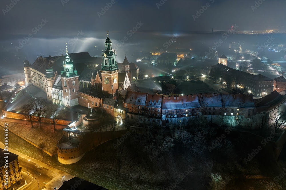 Nocny widok na Zamek Królewski na Wawelu w Krakowie z drona - obrazy, fototapety, plakaty 