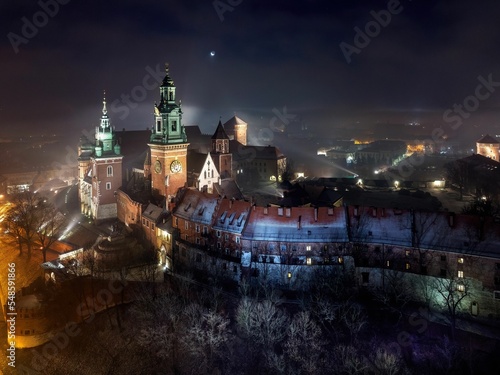 Nocny widok na Zamek Królewski na Wawelu w Krakowie z drona