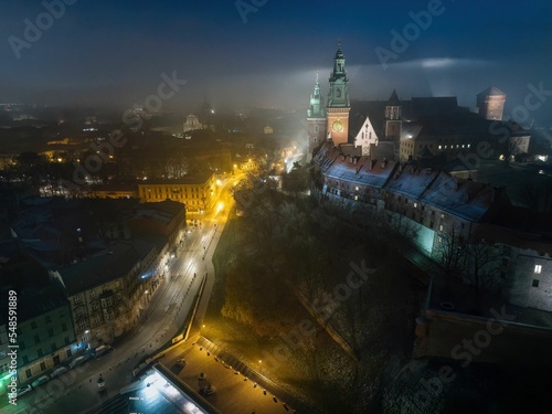 Nocny widok na Zamek Królewski na Wawelu w Krakowie z drona