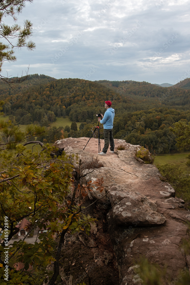 Ein Mann fotografiert die atemberaubende Landschaft im Pfälzer Wald