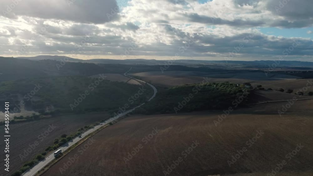 Tomas aereas con drone en 4k de zona de campo con montañas de fondo y carreteras de montaña Tomas aereas con drone en 4k de zona de campo con montañas de fondo y carreteras de montaña