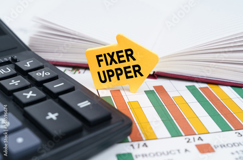 Foto On the business charts there is a notepad, a pen and an arrow sticker with the i