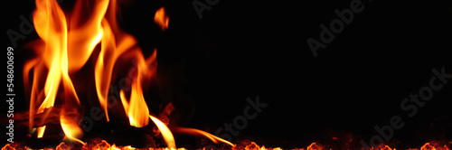 Orange red campfire flames with space for inscription. Pomarańczowe czerwone płomienie ogniska z miejscem na napis