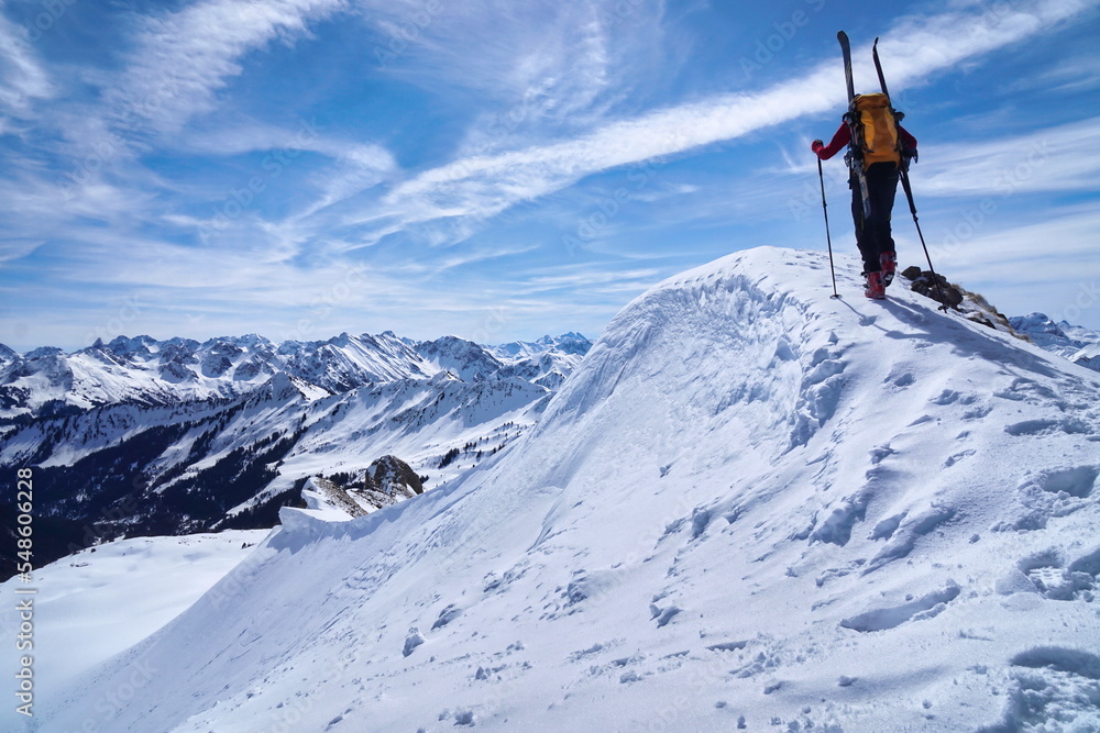Skitour, Skibergsteiger im Aufstieg am Gipfel