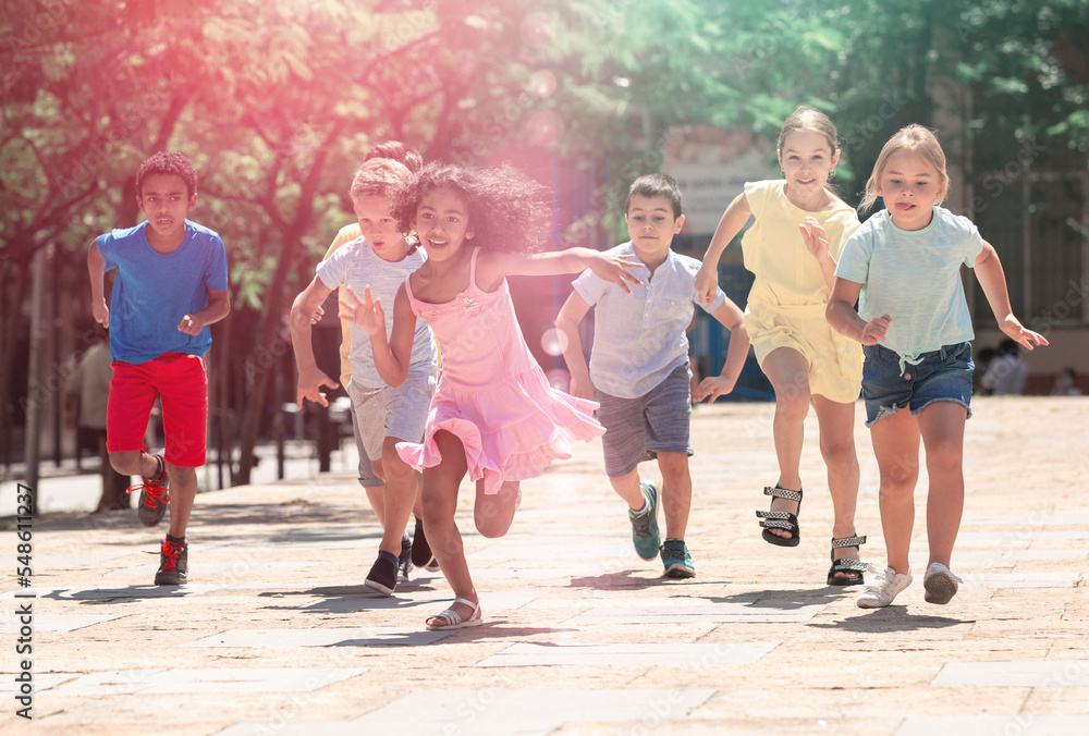 Obraz premium Activity children compete in the summer city street