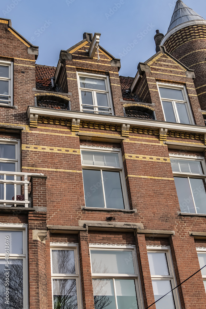 Obraz premium Old building (XVII- XVIII centuries) with gable rooftop and hook Amsterdam’s Kattenburg. Kattenburg is Island in Amsterdam that were built in second half of XVII century. Amsterdam, the Netherlands.