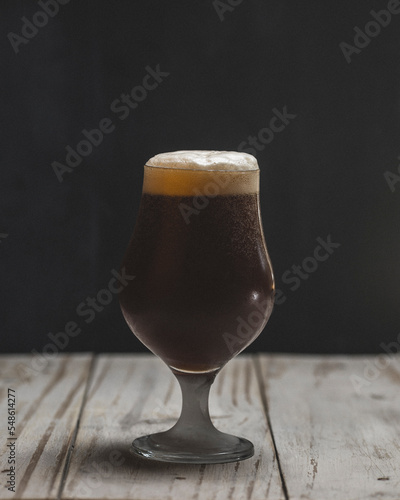 Pinta de cerveza negra