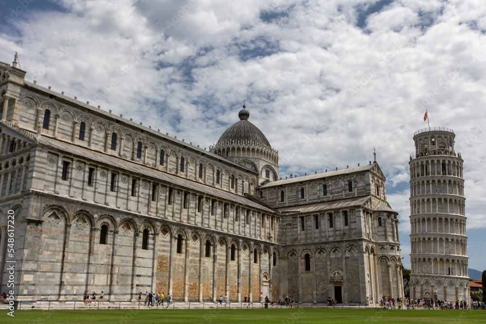Torre de Pisa más iglesia