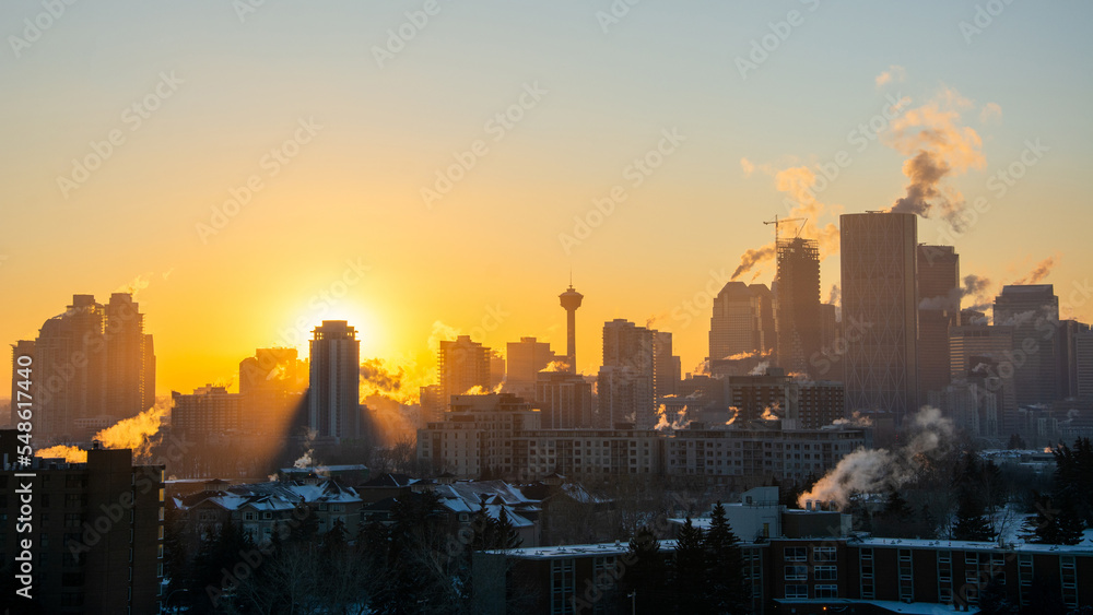 Fototapeta premium Winter sunset over downtown Calgary skyliine