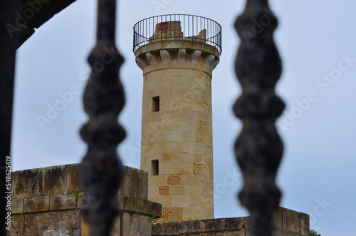 Tableau sur toile Torre del fuerte de la Galea en el municipio de Getxo desde los barrotes de la p