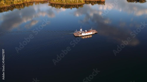 Vídeo Travessia de balsa Lago do Manso, vídeo drone, Chapada dos Guimarães, Mato Grosso, Brasil, América do Sul, vídeo 4k