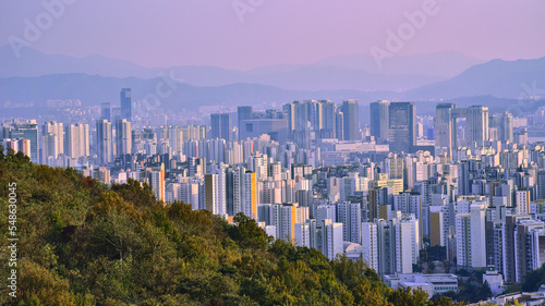 Photography A bird's-eye view of the metropolis of Seoul from the top of the mountain, 산위에서
