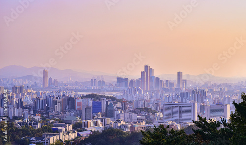Fototapeta Naklejka Na Ścianę i Meble -  A bird's-eye view of the metropolis of Seoul from the top of the mountain, 산위에서 내려다본 대도시 서울의 조감도
