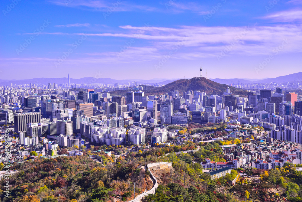 Naklejka premium A bird's-eye view of the metropolis of Seoul from the top of the mountain, 산위에서 내려다본 대도시 서울의 조감도