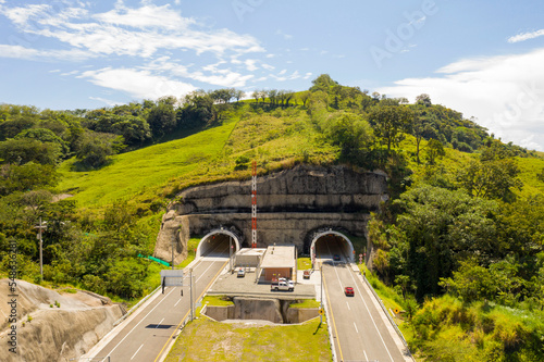 Túnel Sinifaná Ruta Bolombolo la Pintada con una longitud aproximada de 1.400 metros