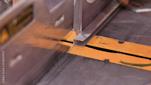 video closeup de corte de perfil de aluminio con maquina ingetleadora photo