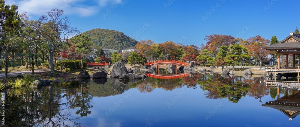 青空バックに見る秋の庭園のパノラマ情景＠福井