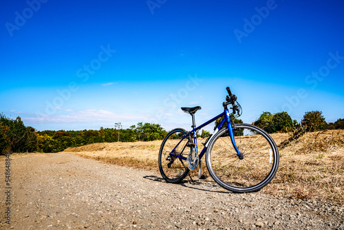 道端に置かれた自転車 乗り物イメージ
